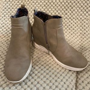 Baretraps Taupe Sneaker Wedge Size 8.5
